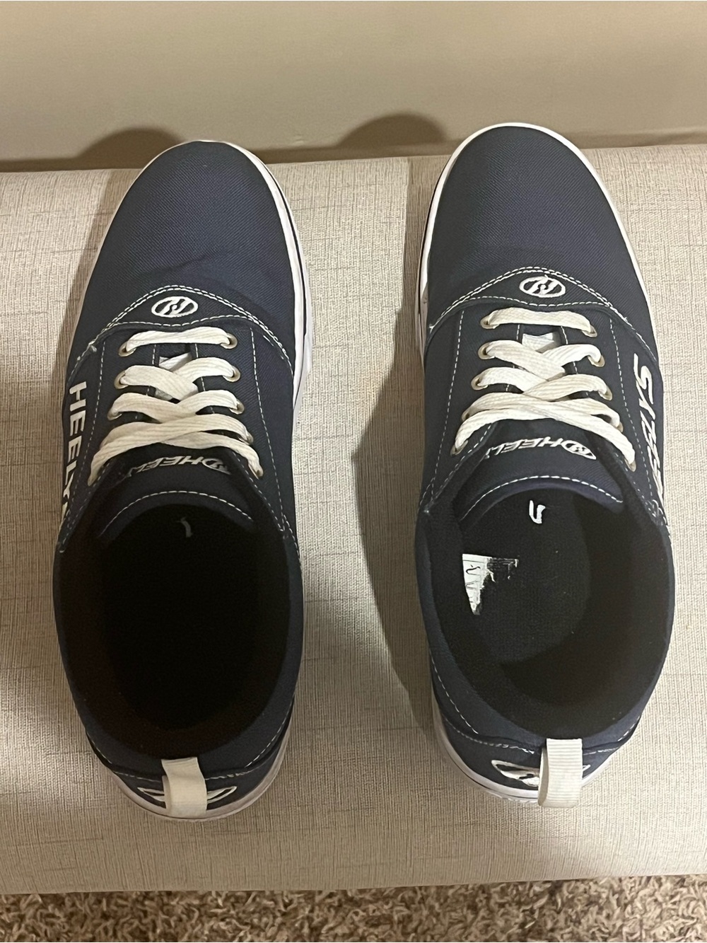 Heelys Men's Navy and White Low-Top Skate Sneakers, size 8 - Picture 4 of 6